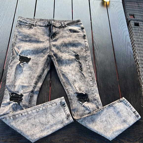 Ripped Jeans - Picture 2 of 9